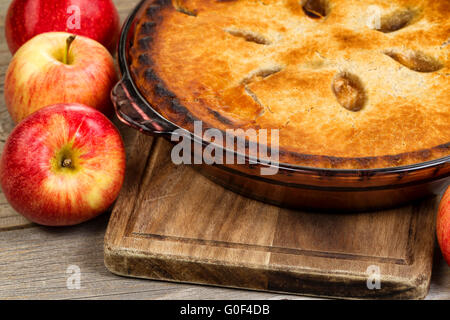 Appena sfornati in casa organico la torta di mele sul server in legno Foto Stock