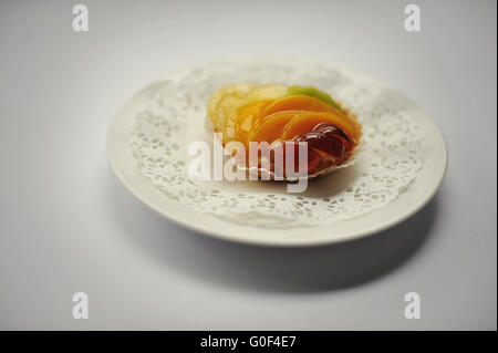 Dolci con frutta cibo isolato su bianco Foto Stock