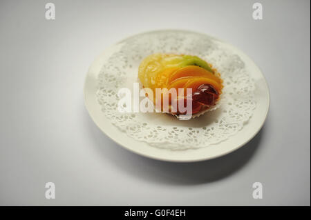 Dolci con frutta cibo isolato su bianco Foto Stock