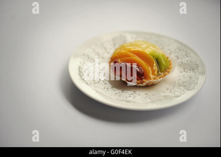 Dolci con frutta cibo isolato su bianco Foto Stock