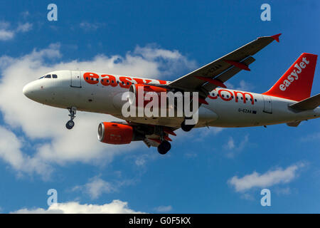 Aereo low-cost Airbus A319 easyJet in avvicinamento per un atterraggio, Praga, Repubblica Ceca Foto Stock