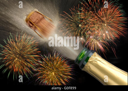 Popping bottiglia di champagne con fuochi d'artificio Foto Stock