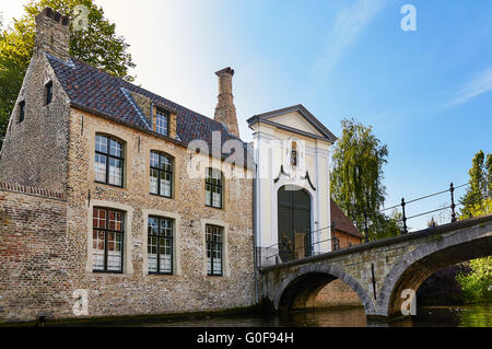 Ponte e ingresso di Begijnhof, Bruges, Belgio Foto Stock