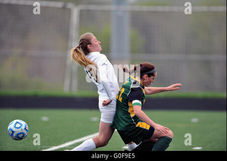 I giocatori scontrarsi davanti al traguardo come in avanti a sinistra e un difensore hanno un rimbalzo saltare da loro. Stati Uniti d'America. Foto Stock