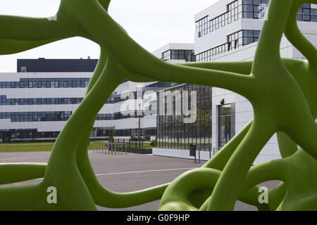 Guardando attraverso una scultura, Rhine-Waal Univsity Foto Stock