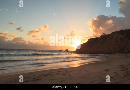 Tramonto sulla baia di Mezzaluna in Laguna Beach Foto Stock