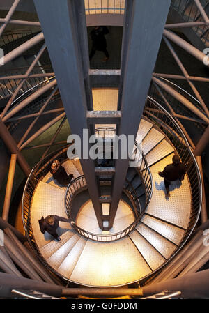 Tre persone su per le scale a Reinoldikirche Stazione della Metropolitana, Dortmund, Germania Foto Stock