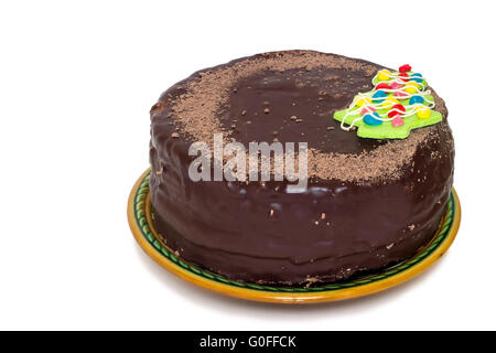 Torta al cioccolato su un piatto di ceramica su sfondo bianco. Foto Stock