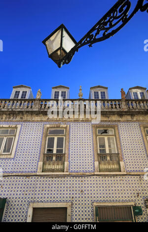 Blue piastrelle portoghesi sul muro di casa con crepe e latnern Foto Stock