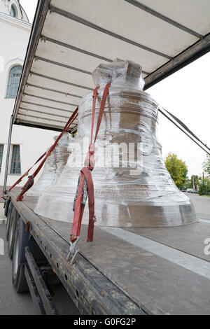 Campanile della chiesa il trasporto mediante carrello elevatore Foto Stock