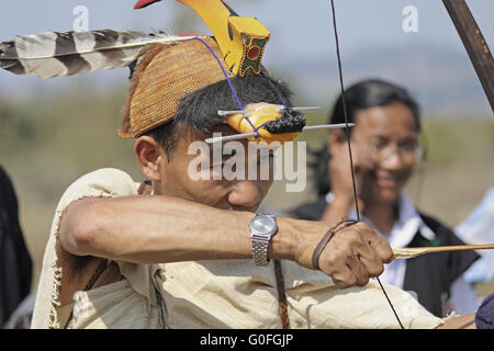 Nyishi tribe uomo eseguire la prua tradizionale freccia la concorrenza Foto Stock