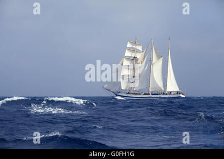 Barquentine con vele bianche nel mare calmo Foto Stock