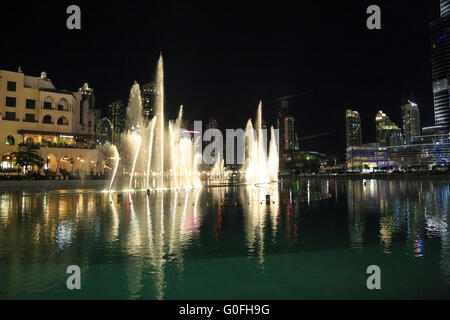 Dubai, giochi acquatici di notte Foto Stock
