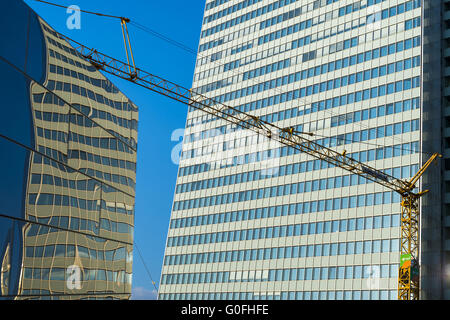 Sito in costruzione del Düsseldorf Kö-BBow riflettente con facciate in vetro e la costruzione di gru. Foto Stock