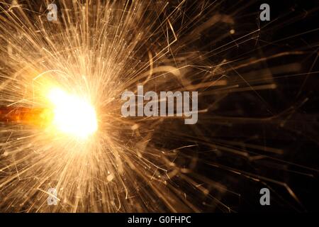 Foto macro di fuochi d' artificio sparkler con sfondo nero. Foto Stock