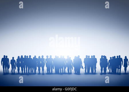 Un gruppo di persone di affari sagome guardando verso la luce. Concetto di nuova idea Foto Stock