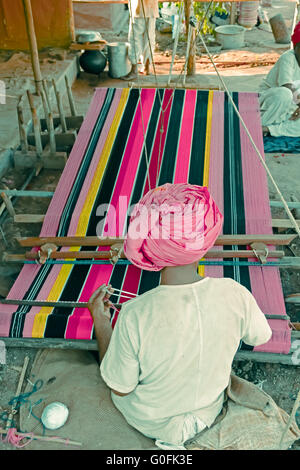 L'uomo facendo Ghongadi desi coperta da lana di pecora, India Foto Stock