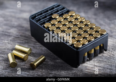 La dispersione di piccole cartucce calibro su uno sfondo di legno Foto Stock