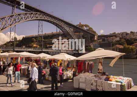 Europa PORTOGALLO PORTO RIBEIRA CITTÀ VECCHIA lungo il fiume Douro Foto Stock