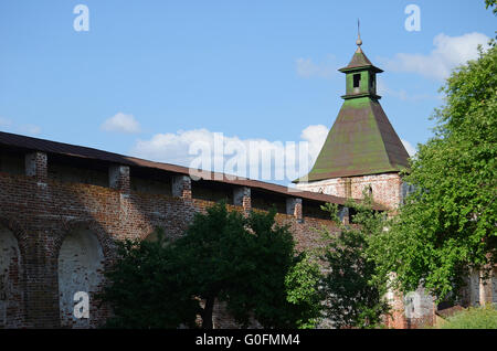 Parete intorno al monastero Borisoglebskiy, Yaroslavl Regione Foto Stock