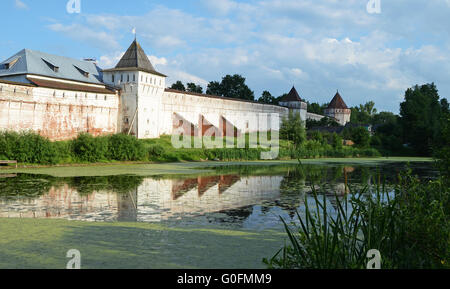 Parete intorno al monastero Borisoglebskiy, Yaroslavl Regione Foto Stock