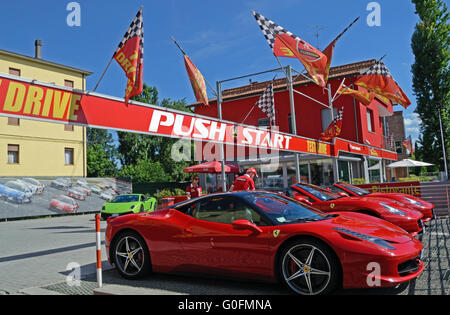 Rosso auto sportive, casa rossa Foto Stock