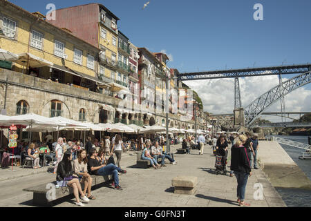 Europa PORTOGALLO PORTO RIBEIRA CITTÀ VECCHIA lungo il fiume Douro Foto Stock