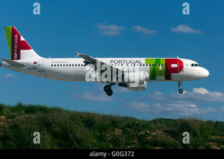 Aereo Airbus A320 TAP Portogallo in avvicinamento per un atterraggio, Praga, Repubblica Ceca TAP Air Portugal Foto Stock