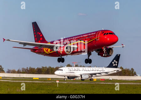 Aereo Airbus A320 Brussels Airlines in Color Valuta il calcio belga che si avvicina per un atterraggio, Praga Foto Stock