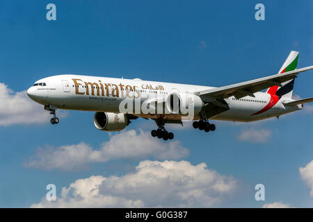 Aereo Boeing 777-300 Emirates Airlines in avvicinamento per il carrello di atterraggio, Praga, Repubblica Ceca Foto Stock