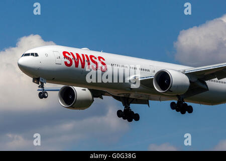 Aereo Boeing 777 Swiss Air in arrivo per l'atterraggio, Praga, Repubblica Ceca Airplane Swiss Foto Stock