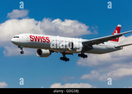 Aereo Boeing 777 Swiss Air in avvicinamento per un atterraggio, Praga, Repubblica Ceca aereo Swiss Foto Stock