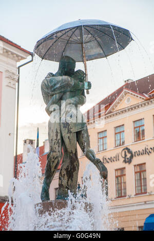 Statua di baciare gli studenti sotto ombrellone n Foto Stock