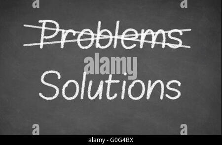 Attraversando i problemi e le soluzioni di scrittura su una lavagna. Foto Stock