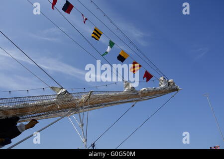 Archetto di Tall Ship, cielo blu sullo sfondo Foto Stock