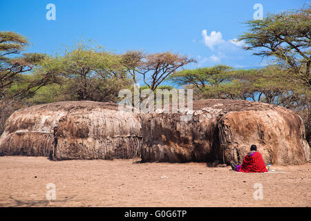 Capanne Maasai nel loro villaggio in Tanzania, Africa Foto Stock