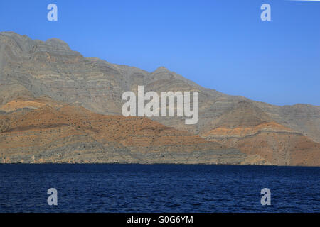 Scogli colorati nel fiordo di Khor Ash Sham in Oman Foto Stock