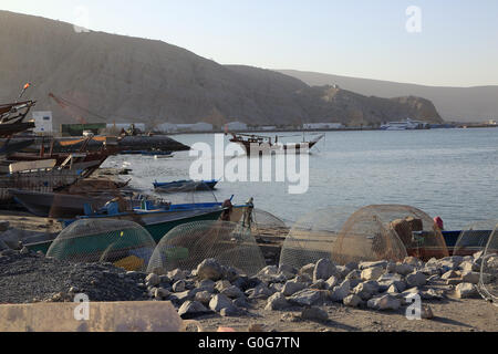 Oman, Kashab, Dhows un barche nel porto Foto Stock