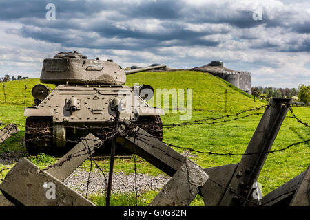 Ceca fortificazione di difesa bunker e il serbatoio dalla seconda guerra mondiale Foto Stock