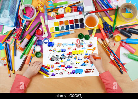 Cartoon gioco giocattolo e persone collezione bambino disegno , vista dall'alto le mani con matita foto di pittura su carta, artwork workplace Foto Stock