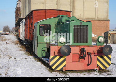 Vecchia locomotiva sul schierandosi al porto di Magdeburgo Foto Stock