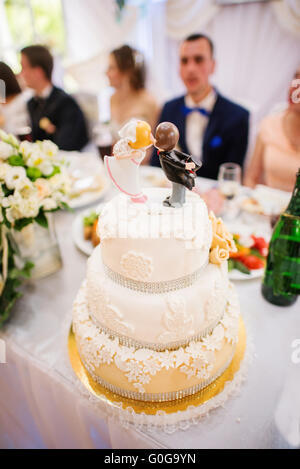 Figurine sulla parte superiore della torta di nozze Foto Stock