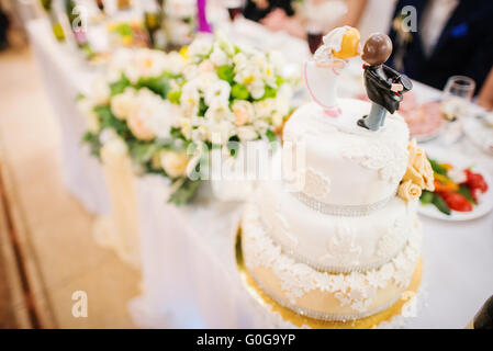 Figurine sulla parte superiore della torta di nozze Foto Stock