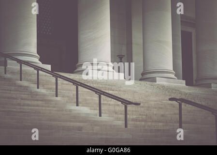 I pilastri e le scale di un tribunale con Vintage filtro Syle Foto Stock