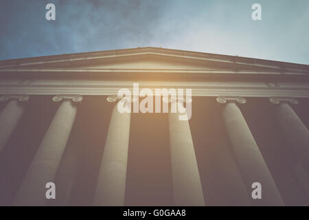 I pilastri e le scale di un tribunale con Vintage filtro Syle Foto Stock