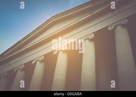 I pilastri e le scale di un tribunale con Vintage filtro Syle Foto Stock