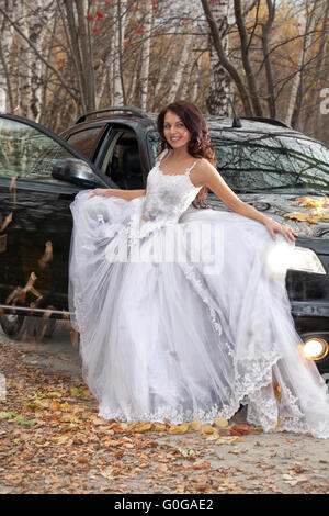 Giovane Sposa in una foresta Foto Stock