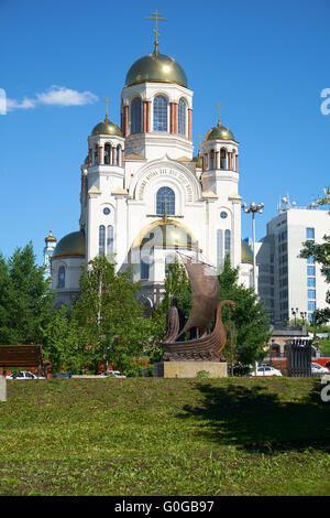 Parco Fiorito di Ekaterinburg, con vedute della Chiesa sul sangue in onore di Tutti i Santi risplendenti nella terra russa. monume Foto Stock