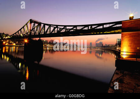 Francoforte ponte oltre il fiume Main Foto Stock