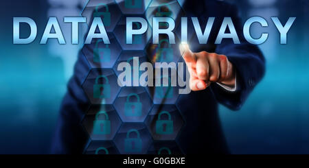 Imprenditore premendo la privacy dei dati su una schermata Foto Stock